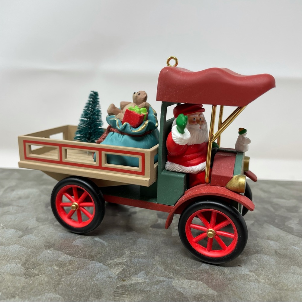 Vintage Hallmark 1993 Happy Haul-idays Here Comes Santa Dump Truck